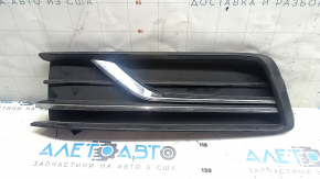 Решітка переднього бампера збоку ліва VW Passat b8 16-19 USA без птф, пісок