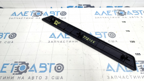 Накладка порога задняя правая внешняя Toyota Prius V 12-17 черн, царапины