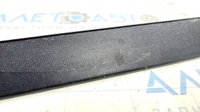 Накладка порога задняя правая внешняя Toyota Prius V 12-17 черн, царапины
