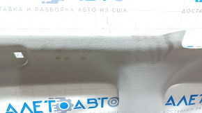 Деталь обшивки потолка Toyota Prius V с вырезом под панорамное стекло, видно состояние элемента.