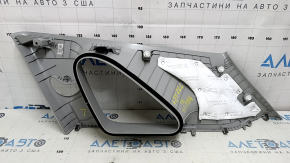 Накладка задней стойки левая для Kia Niro 2017-2022, видно небольшие потертости на поверхности.