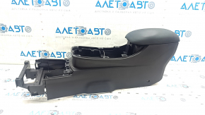 Боковой вид консоли центральной подлокотника Nissan Leaf 2011-2017 с легкими следами использования