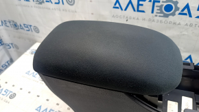 Детальный вид крепежа консоли центральной для Nissan Leaf 2011-2017 подлокотника, с внутренней стороны
