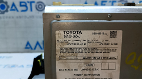 Крупный план оригинальной пластины головного устройства Toyota с частичной заводской маркировкой