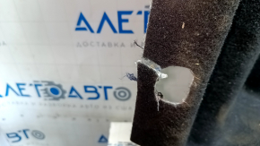 Рядом с дефектом на коврике для Nissan Leaf, вид из близости.
