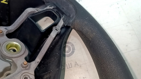 Крупный план дефекта на руле Kia Niro, вид на поверхность