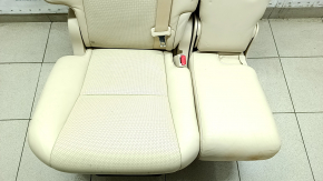 Показана деталь с примятостями на коже заднего сидения Lexus RX350, заметные потертости.