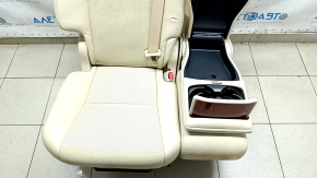 Осмотр заднего сидения Lexus RX450h, вид сбоку, присутствует сломанная накладка.