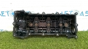 Боковой вид крышки клапанной Jeep Grand Cherokee, заметно поврежденное крепление.