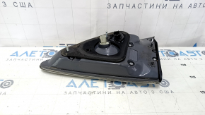 Крупный план фонаря левый для Lexus RX450h, видно повреждения на стекле.