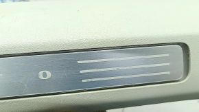 Накладка порога передняя правая внутренняя Volvo XC90 16-25 с подсветкой, серая, царапины, надломана
