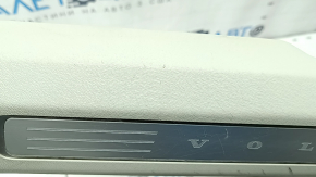 Накладка порога передняя левая внутренняя Volvo XC90 16-25 серая с хром вставкой с подсветкой, царапины, надломана