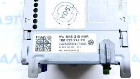 Вид на разъёмы и крепления мультимедиа системы VW Tiguan, состояние хорошее