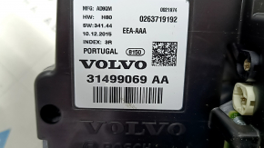 Вид щитка приборов Volvo XC90 без дефектов.