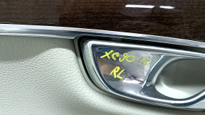 Маркировка на обшивке двери задней левой Volvo XC90 16-20 для идентификации детали.