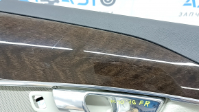 Крупный план текстуры кожи обшивки двери задней правой Volvo XC90 с дефектами.