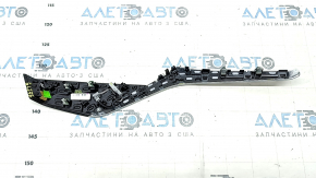 Обшивка двери задней правой BMW X5 G05 2019-2026, вид с нижней стороны.
