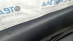 Обшивка двери карточка передняя правая Nissan Rogue 14-16 черная, подлокотник кожа, тычки, примятости, царапины