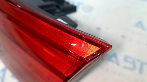 Крупный план отражателя фонаря BMW 3 F30, видимые небольшие царапины.