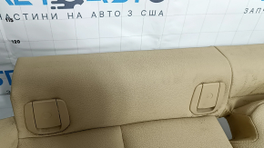 Крупный план на углы подушки сидения BMW 3, с небольшими следами использования.