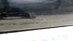 Фото царапины на накладке двери передней левой, видно отклеившееся крепление