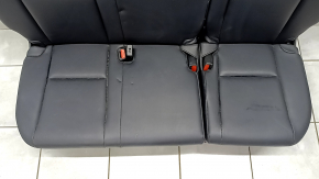 Ближний план заднего ряда сидений Toyota Highlander, вид на дефекты и потертости.