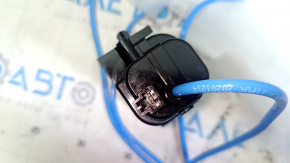 Подключение на поясничный подпор Volkswagen ID.4, детальный снимок на уровне разъема.