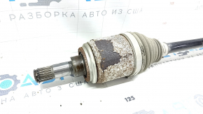 Деталь полуоси с крупным планом, видима ржавчина на соединении.