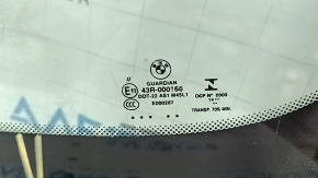 Крупный план маркировки лобового стекла BMW X3 F25, показан оригинальный номер.