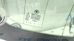 Оригинальное заднее стекло для BMW X3 F25, без повреждений и царапин, маркировка на стекле видима.