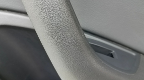 Деталь обшивки двери Audi A4, сфотографированная с другого ракурса, дефекты наблюдаются.