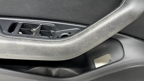 Детальный снимок ручки обшивки двери передней левой Audi A4, видно сочетание материалов