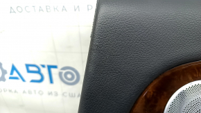 Крупный план текстуры кожи на подлокотнике двери, оригинал для Mercedes W213 E 2017 - 2023.
