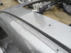 Крупный план поверхности крыши с дефектами для BMW X3 F25, видна вмятинка.