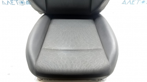 Крупный план обшивки сидения Volkswagen ID.4 2021-2026, перфорация видна, состояние отличное.