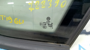 Заднее правое стекло для VW Jetta GLI с оригинальной маркой и легкими следами эксплуатации.