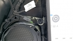 Расположение крепежа обшивки задней правой двери Audi Q3, вид на заднюю панель.