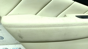 Подлокотник с видимыми загрязнениями, обшивка двери Infiniti Q50 2014-2024.