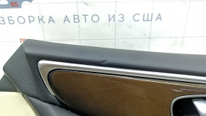 Деталь обшивки двери с небольшими дефектами на Infiniti Q50, крупный план.
