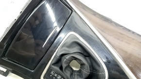 Крупный план отдела управления на накладке центральной консоли Infiniti Q50 2014-2020, вид на переключатель.