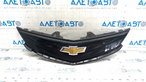 Решітка радіатора grill Chevrolet Bolt 17-18 з емблемою, подряпини, тріснута   