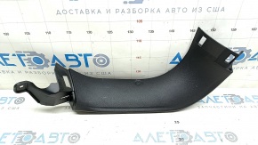 Обшивка дверей багажника верхня ліва Jeep Compass 17-26 чорна, із заглушкою, подряпини