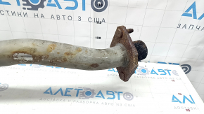 Ближний план фланца выпускной трассы Infiniti Q50, заметна коррозия.