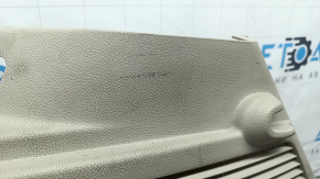 Деталь обшивки арки задней правой Lincoln MKC с текстурными особенностями и потертостями на поверхности.