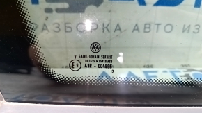 Логотип и маркировка на стекле Volkswagen Saint-Gobain Securit, подтверждающее оригинальность.