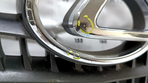Решетка радиатора grill Lexus RX400h 06-08 с эмблемой, песок, сломано крепление