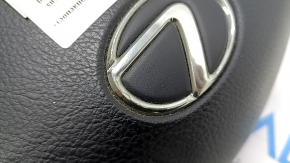 Крупный план эмблемы Lexus на подушке безопасности, небольшой дефект.