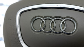 Дефекты на хромированном логотипе Audi на подушке безопасности для Q5.