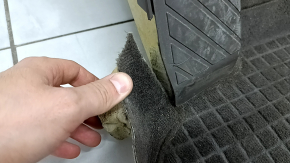Угол покрытия пола с подставкой под ногу для Audi Q5, заметны следы износа.