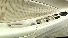 Крупный план ручки и управляющих элементов на обивке двери Hyundai Sonata